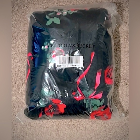 NWT Victoria’s Secret Sherpa Blanket🌹 - Picture 3 of 9